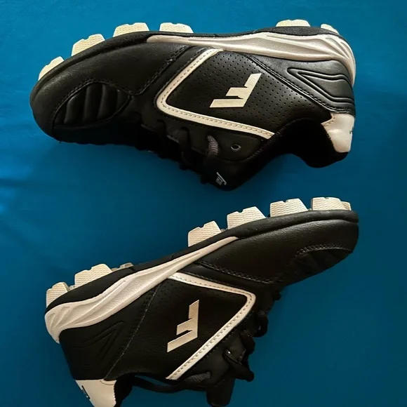 Black cleats/baseball 3Y - Picture 2 of 4